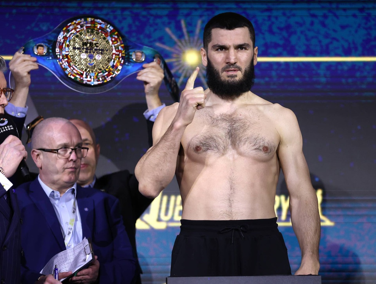  Artur Beterbiev is angling for a fight with David Benavidez after ducking him last year. 