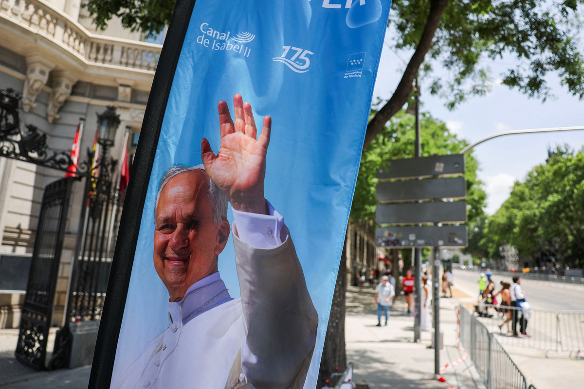 A banner depicting Pope Leo XIV as police prepares security operations ahead of his upcoming visit, in Madrid, Spain, June 5, 2026. REUTERS/Mohammed Salem
