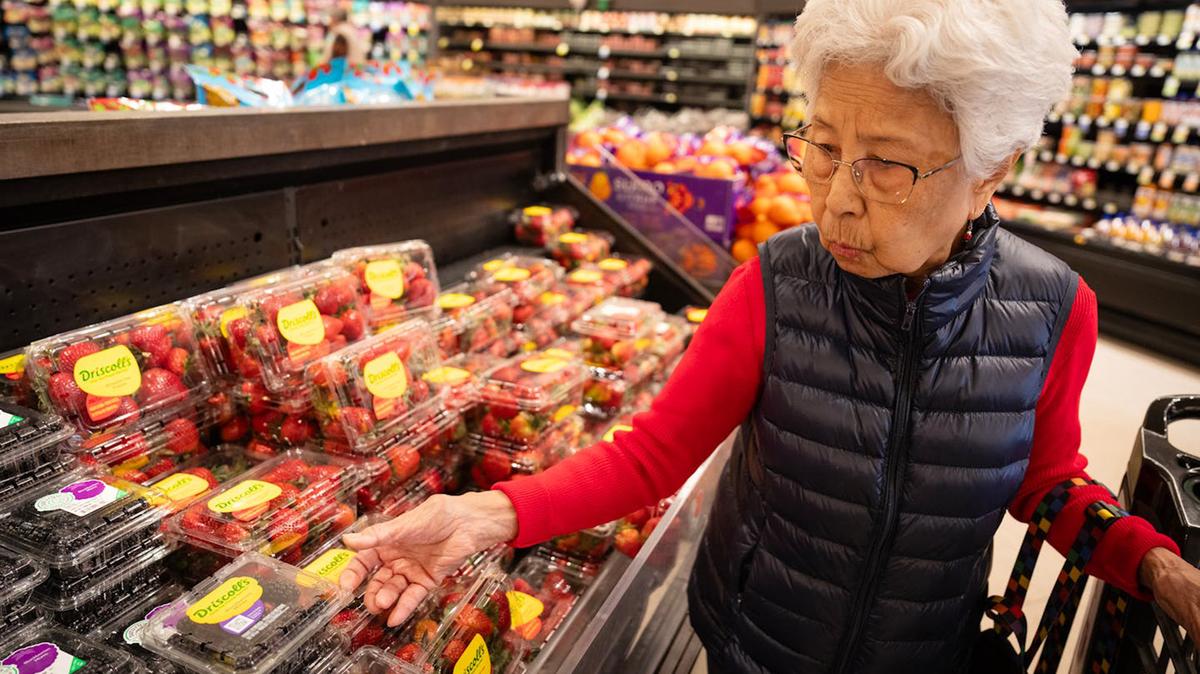 Leticia Smith of Mendota Heights, Minn., shops for berries at the Cub grocery store in West St. Paul, Minn., on April 9, 2026. (Leila Navidi/The Minnesota Star Tribune/TNS)