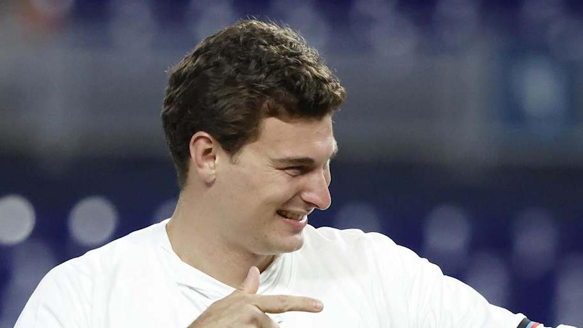  Apr 21, 2026; Miami, Florida, USA; Indiana Hoosiers quarterback Fernando Mendoza reacts after throwing the ceremonial first pitch before a game between the Miami Marlins and the St. Louis Cardinals at loanDepot Park. Mandatory Credit: Rhona Wise-Imagn Images | Rhona Wise-Imagn Images 