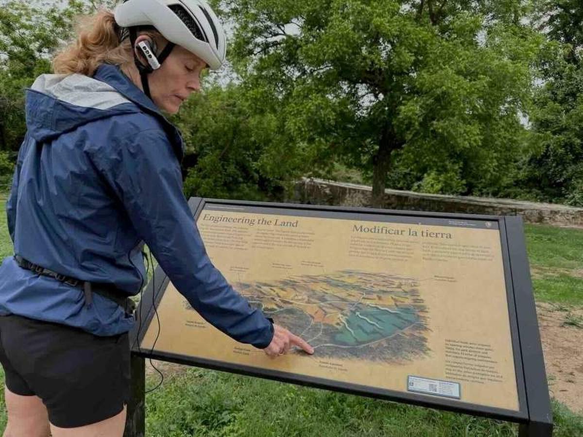  Guide Teresa shares stories and context along the Mission Trail. Photo credit: Sharon Kurtz 