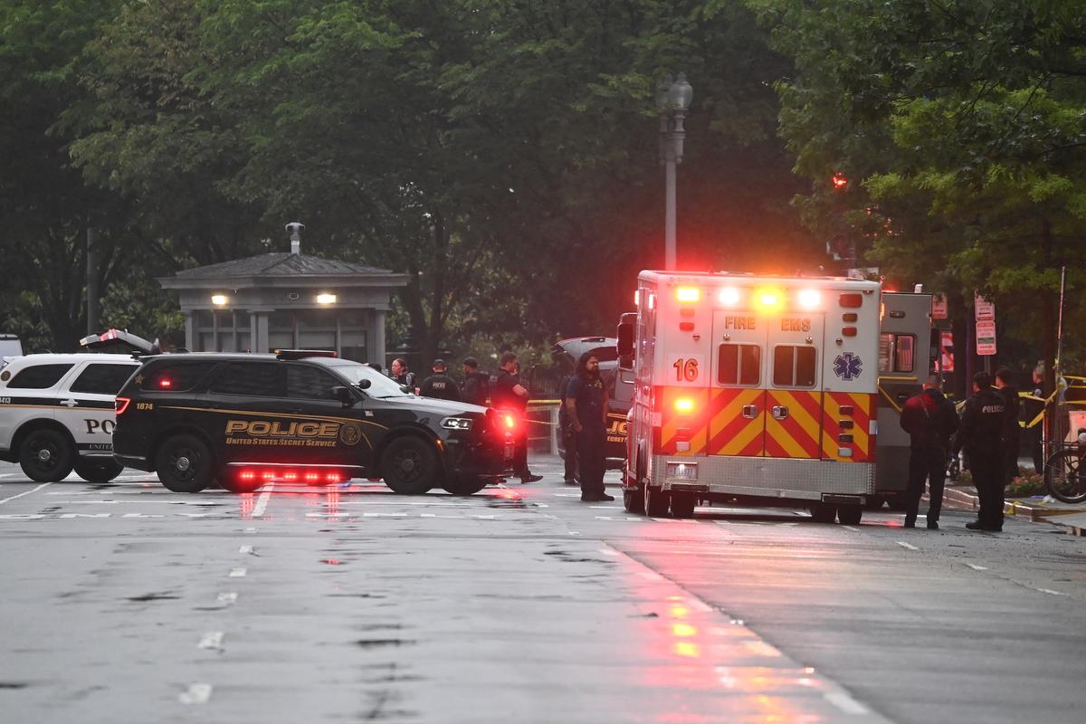  Emergency and police vehicles are seen near the White House after a shooting.Getty Images/Alex WROBLEWSKI / AFP 
