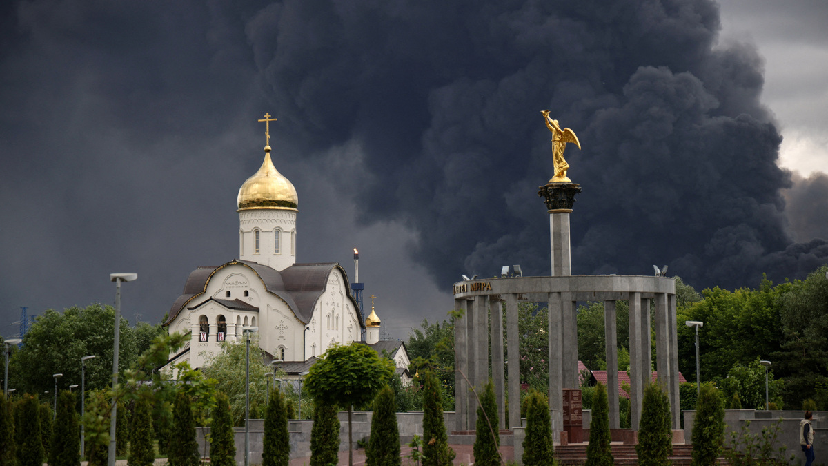 Smoke rises from an oil refinery following a Ukrainian drone attack in the course of Russia-Ukraine conflict, in Moscow, Russia, June 18, 2026, in this picture obtained from social media. SOCIAL MEDIA/via REUTERS