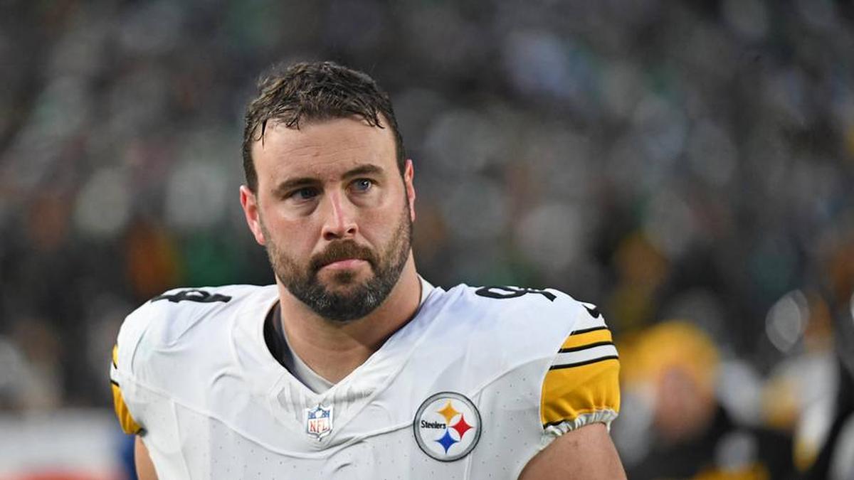  Dec 15, 2024; Philadelphia, Pennsylvania, USA; Pittsburgh Steelers defensive tackle Dean Lowry (94) on the sidelines against the Philadelphia Eagles at Lincoln Financial Field. Mandatory Credit: Eric Hartline-Imagn Images | Eric Hartline-Imagn Images 