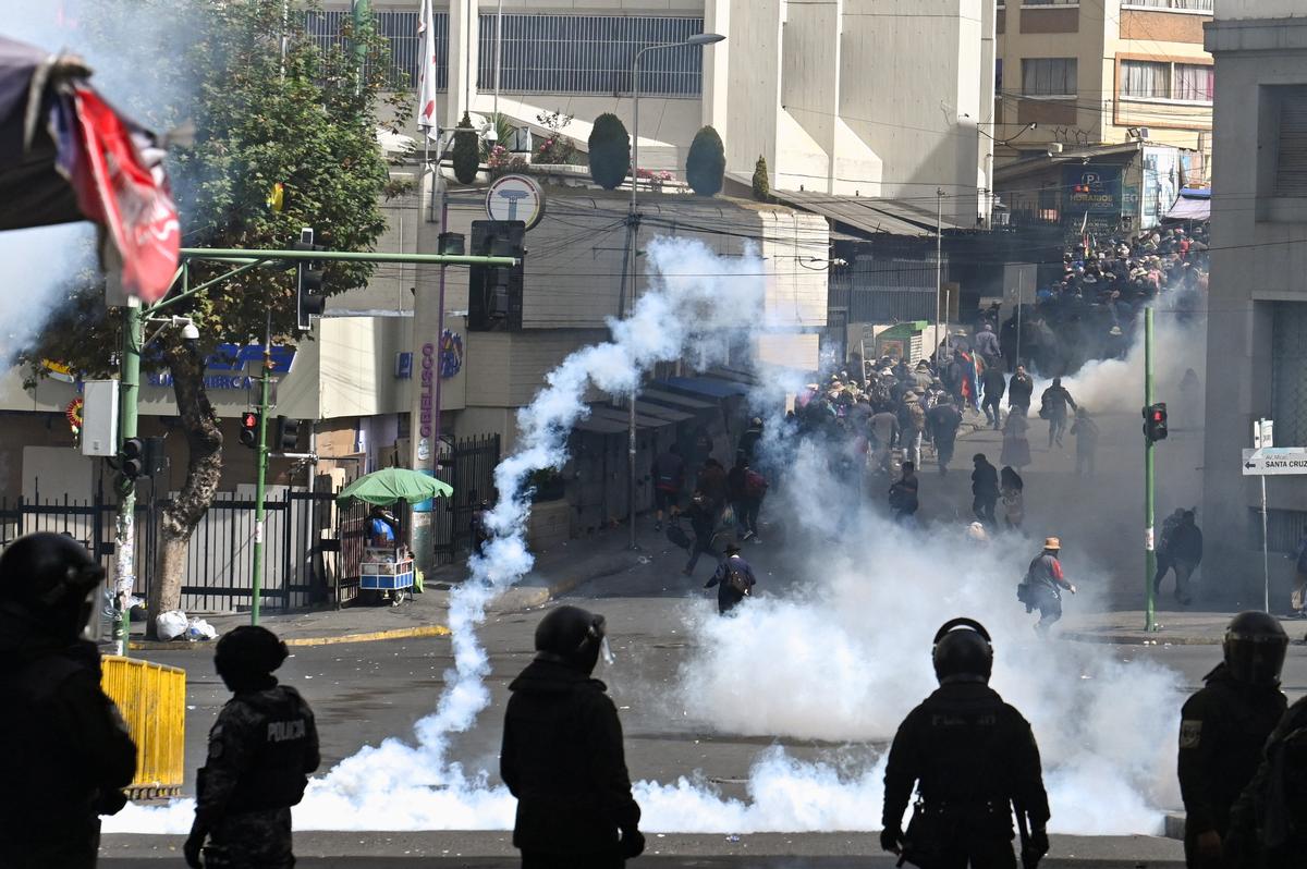 Demonstrators clash with police on the day of a march calling for the resignation of Bolivia's President Rodrigo Paz, as the country's economic and fuel crisis worsens due to a shortage of U.S. dollars and falling domestic energy production, in La Paz, Bolivia May 22, 2026. REUTERS/Claudia Morales