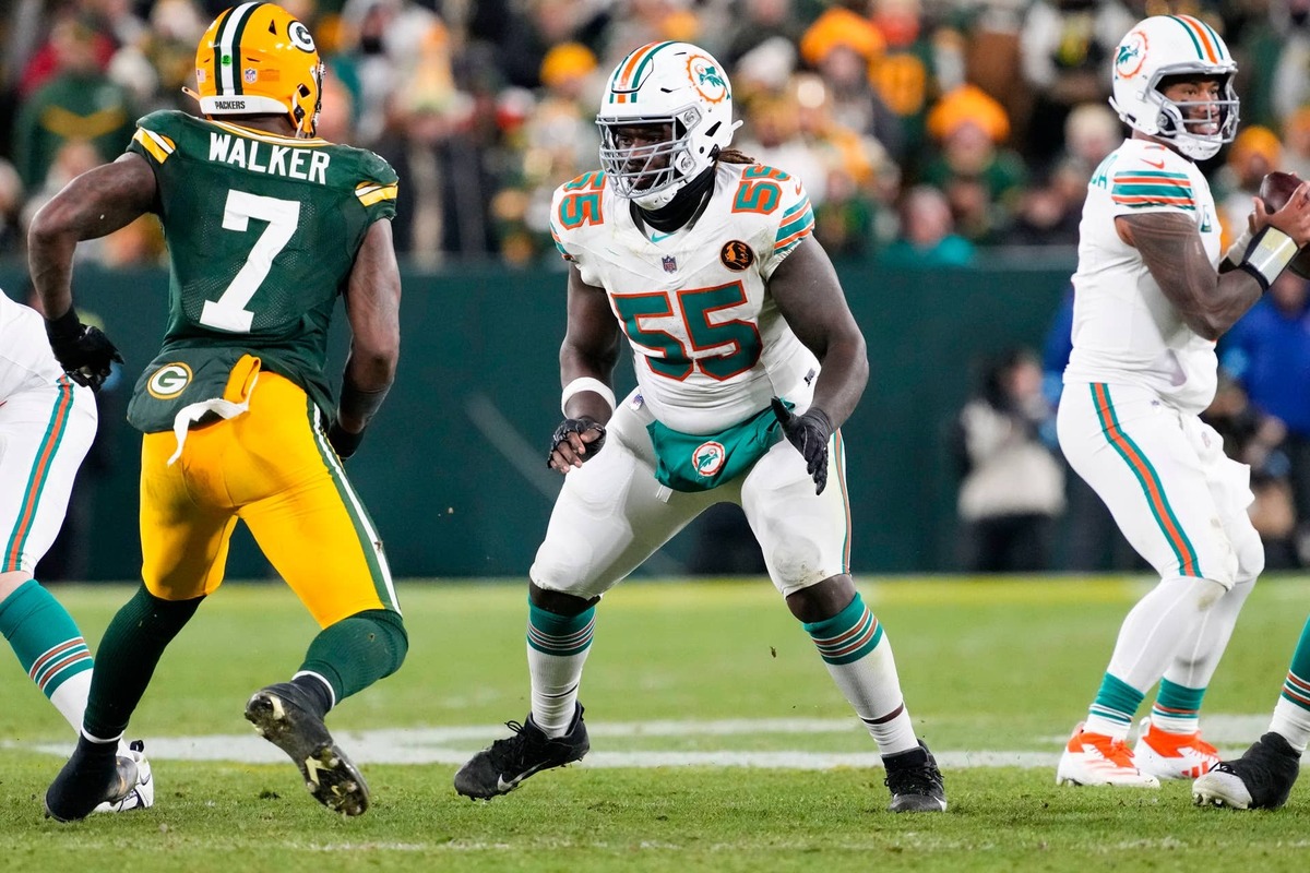  The Dolphins paid big money to keep Aaron Brewer, one of the league's best centers. (Jeff Hanisch-Imagn Images)