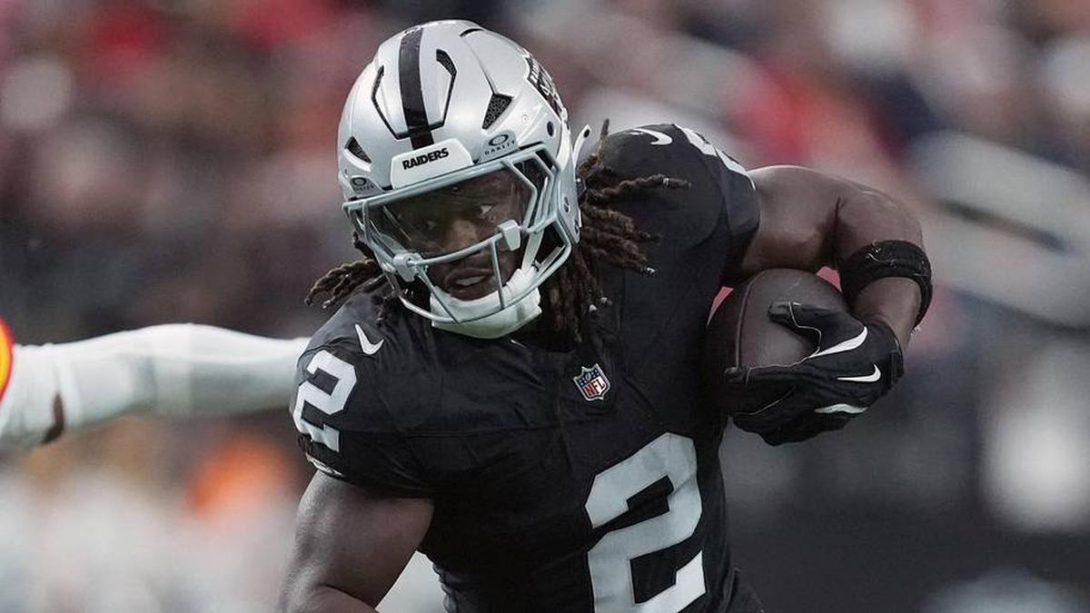  Jan 4, 2026; Paradise, Nevada, USA; Las Vegas Raiders running back Ashton Jeanty (2) carries the ball against Kansas City Chiefs linebacker Drue Tranquill (23) in the first half at Allegiant Stadium. Mandatory Credit: Kirby Lee-Imagn Images | Kirby Lee-Imagn Images 