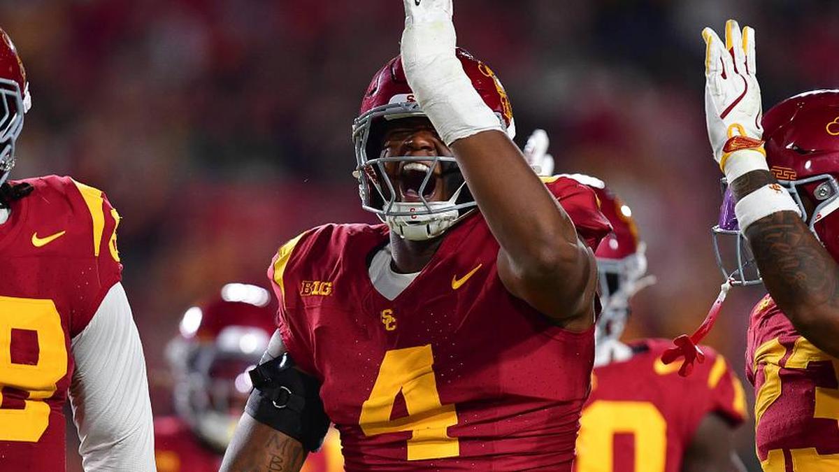  Sep 20, 2025; Los Angeles, California, USA; Southern California Trojans defensive end Jahkeem Stewart (4) reacts after a defensive play against the Michigan State Spartans during the first half at the Los Angeles Memorial Coliseum. Mandatory Credit: Gary A. Vasquez-Imagn Images | Gary A. Vasquez-Imagn Images 