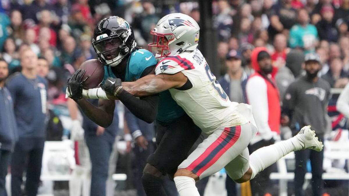  Oct 20, 2024; London, United Kingdom; Jacksonville Jaguars wide receiver Brian Thomas Jr. (7) catches a 58-yard pass against New England Patriots cornerback Christian Gonzalez (0) in the first half of an NFL International Series game at Wembley Stadium. Mandatory Credit: Kirby Lee-Imagn Images | Kirby Lee-Imagn Images 