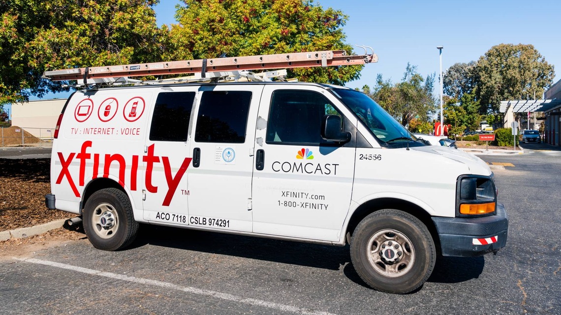 Comcast hopes generous offers will slow internet customer losses 