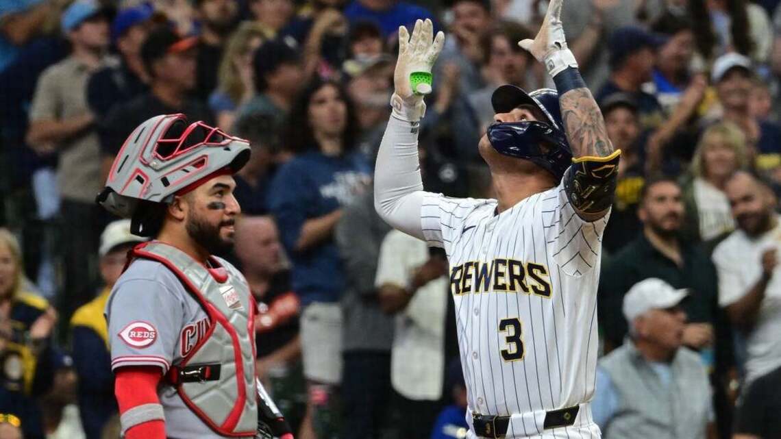 Eugenio Suarez's homer, late plays lift Reds past Brewers