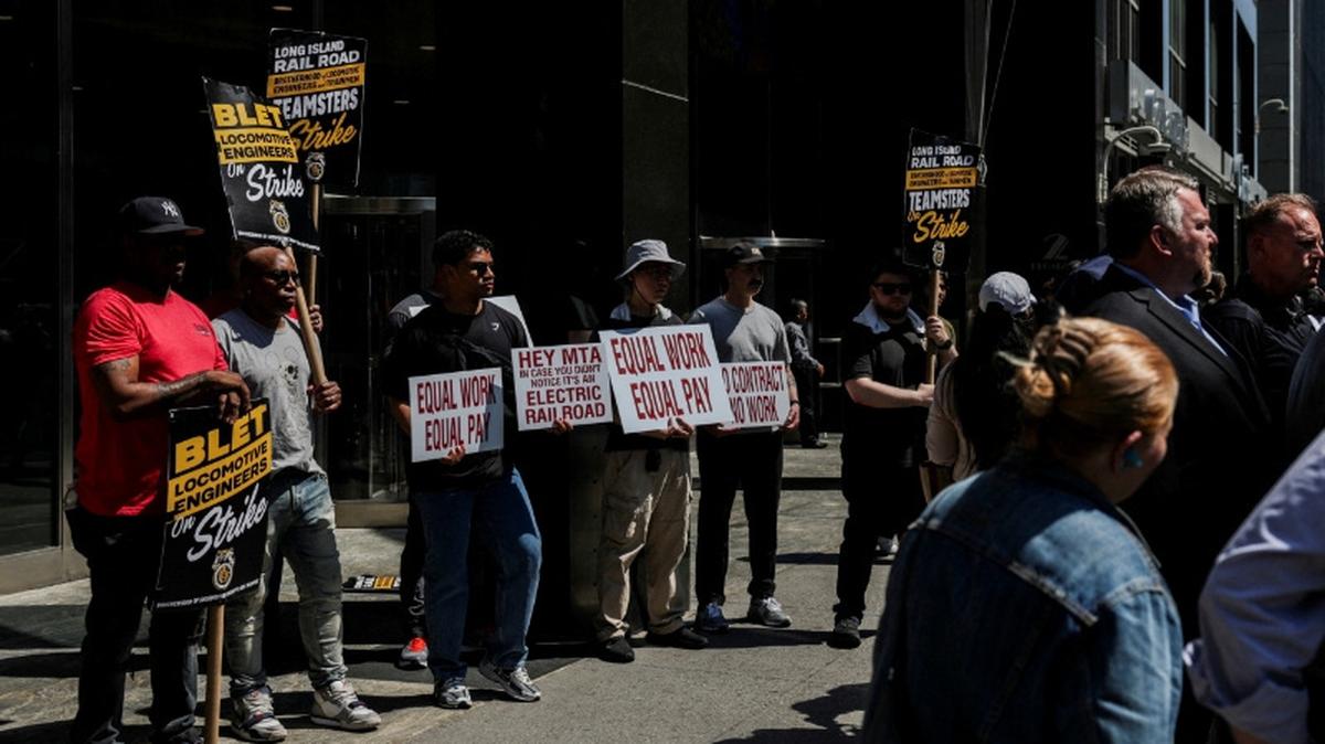 FILE PHOTO: Long Island Rail Road (LIRR) workers protest outside Metropolitan Transportation Authority headquarters during the third day of a strike by the nation's largest commuter rail system, in New York City, U.S., May 18, 2026. REUTERS/Jeenah Moon/File Photo