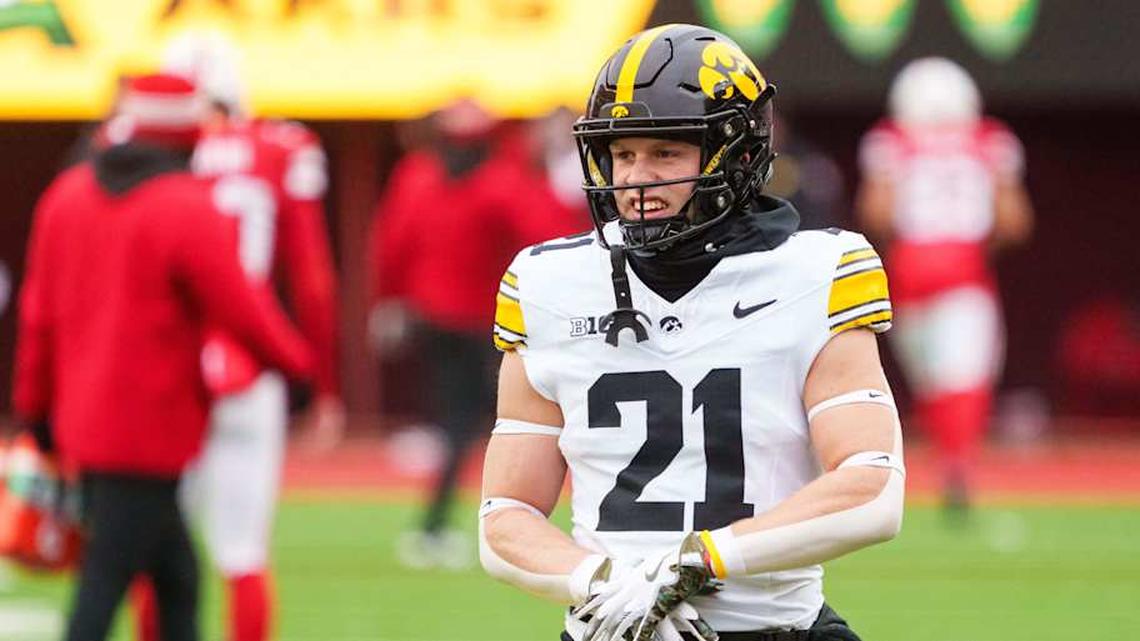  Nov 28, 2025; Lincoln, Nebraska, USA; Iowa Hawkeyes wide receiver Kaden Wetjen (21) warms up before the game against the Nebraska Cornhuskers at Memorial Stadium. Mandatory Credit: Dylan Widger-Imagn Images | Dylan Widger-Imagn Images 