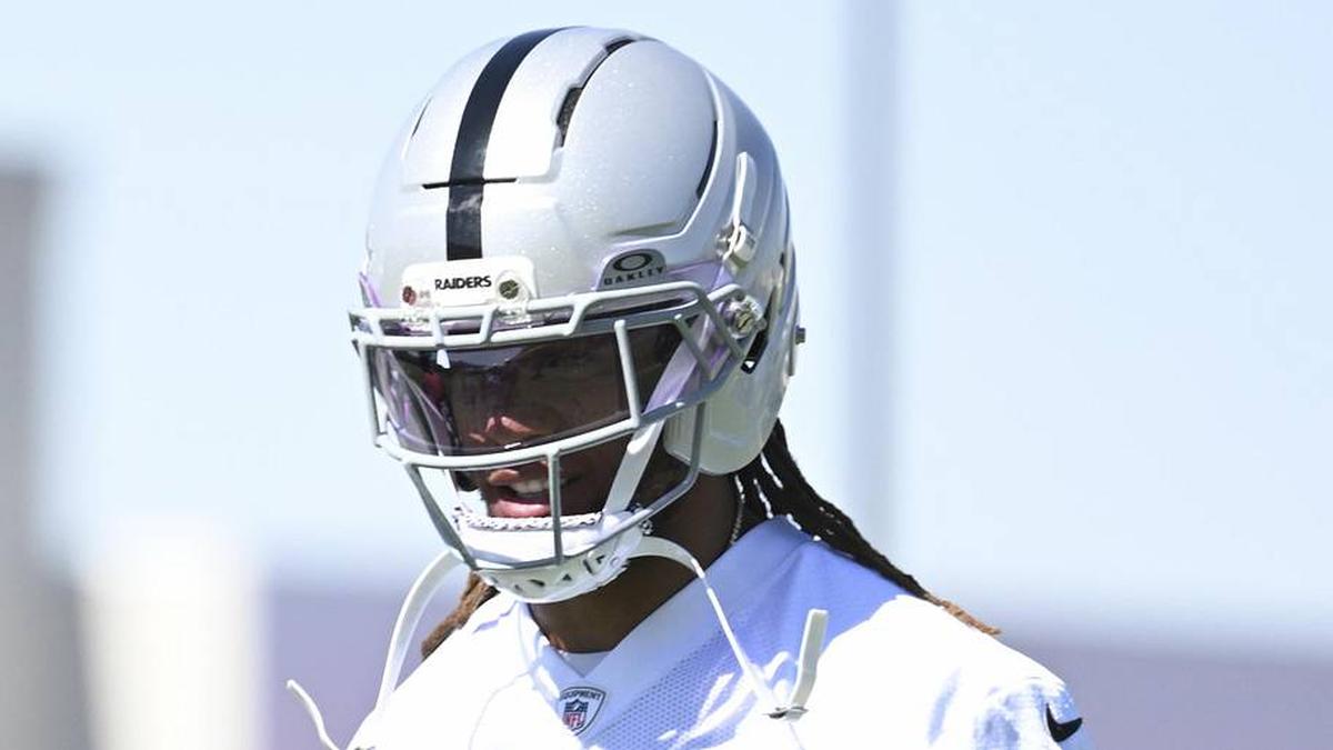  May 20, 2026; Henderson, NV, USA; Las Vegas Raiders cornerback Eric Stokes (5) warms up during organized team activities at Intermountain Health Performance Center. Mandatory Credit: Candice Ward-Imagn Images | Candice Ward-Imagn Images 