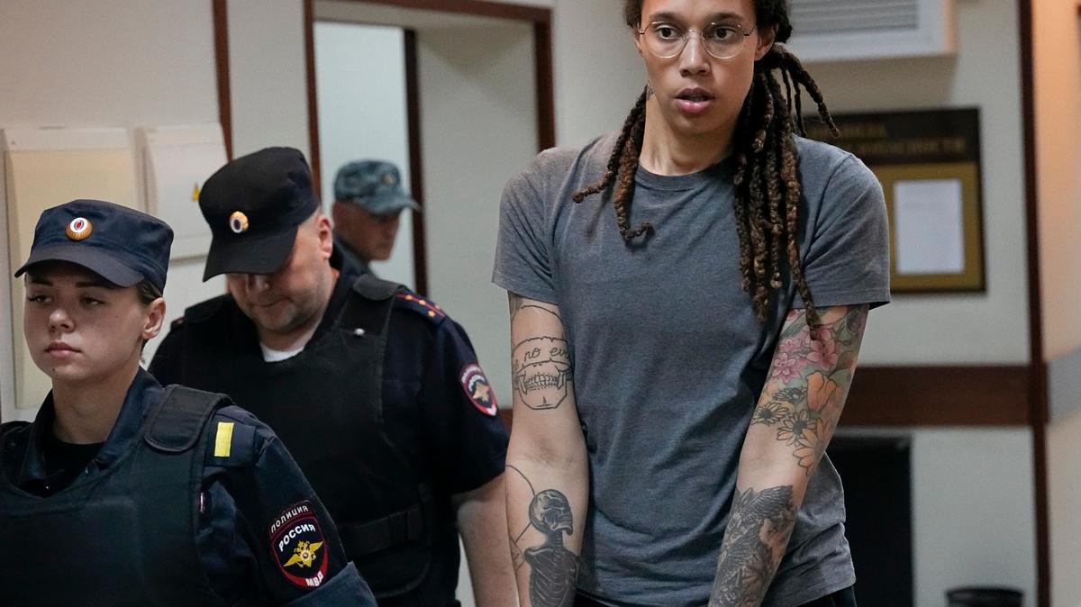 La basquetbolista estadounidense Brittney Griner se escoltada previo a una audiencia en un juzgado en las afueras de Moscú, el jueves 4 de agosto de 2022. (AP Foto/Alexander Zemlianichenko)
