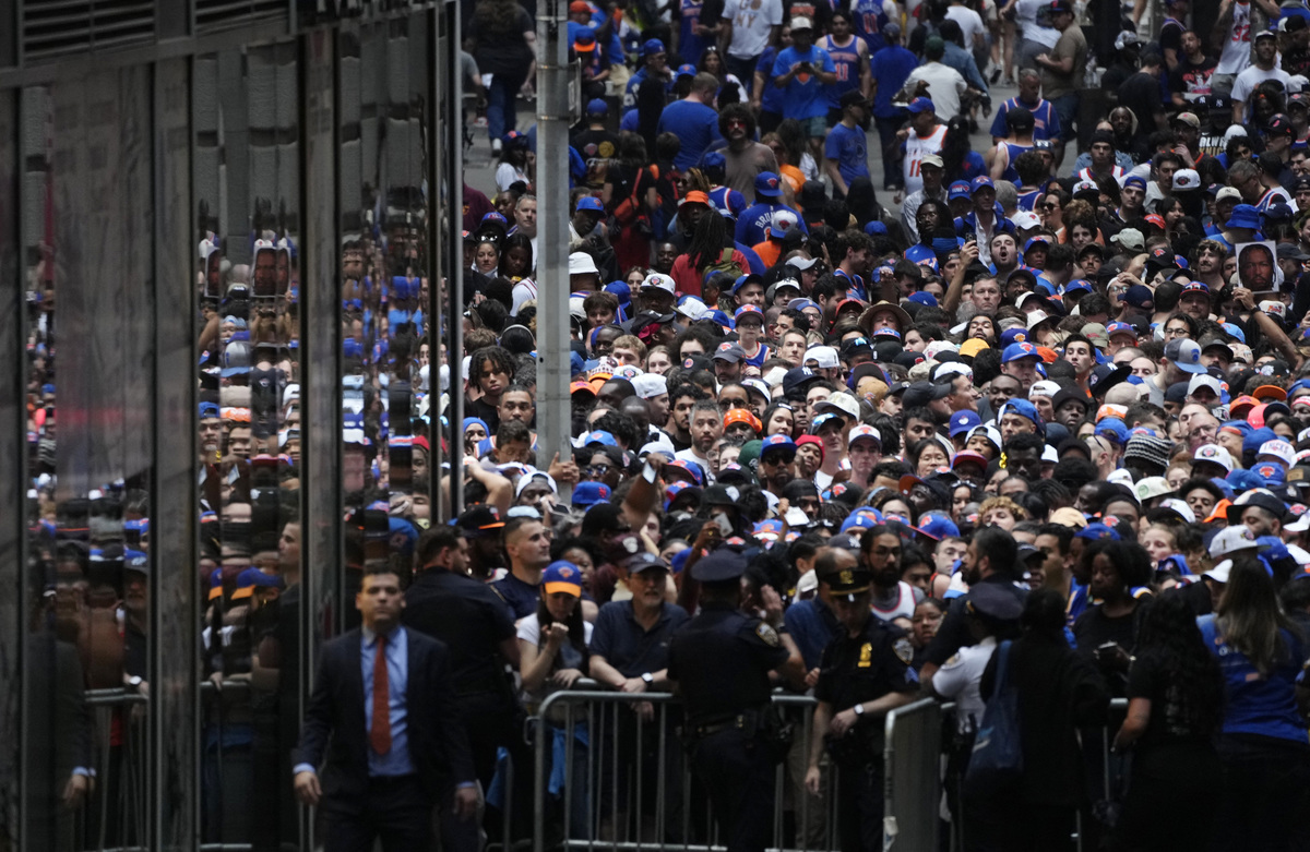 Basketball - NBA - New York Knicks Parade - New York City, New York, U.S. - June 18, 2026 New York Knicks fans ahead of the parade REUTERS/Eduardo Munoz
