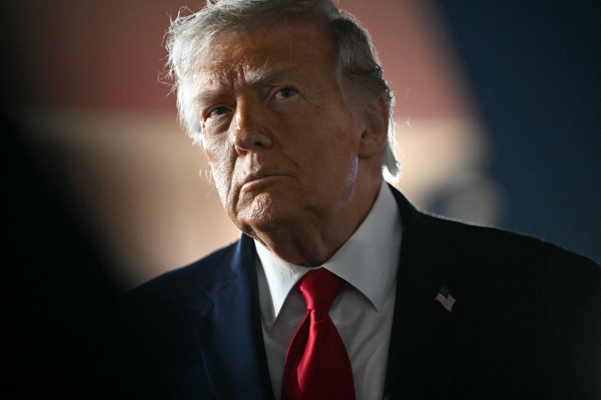  President Donald Trump speaks to the press before boarding Air Force One prior to departure from John F. Kennedy International Airport in New York City on June 9, 2026. (Photo by SAUL LOEB/AFP via Getty Images) 