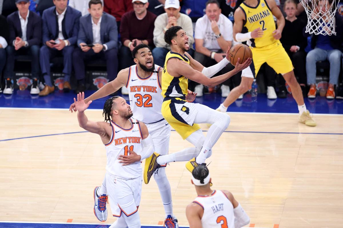  Indiana Pacers guard Tyrese Haliburton (0), New York Knicks guard Jalen Brunson (11), center Karl-Anthony Towns (32), and forward Josh Hart (3) © Wendell Cruz-Imagn Images