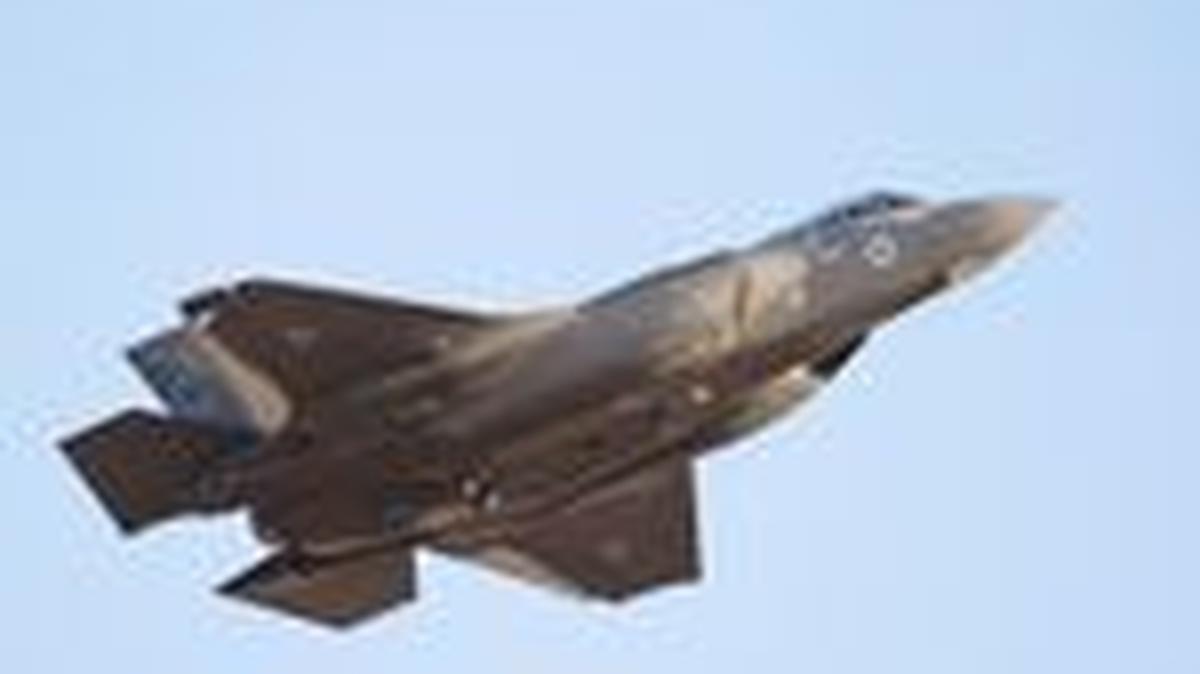 FILE PHOTO: A F-35 fighter jet flies during a graduation ceremony for Israeli Air Force pilots at Hatzerim Airbase, in southern Israel, June 29, 2023. REUTERS/Amir Cohen/File Photo