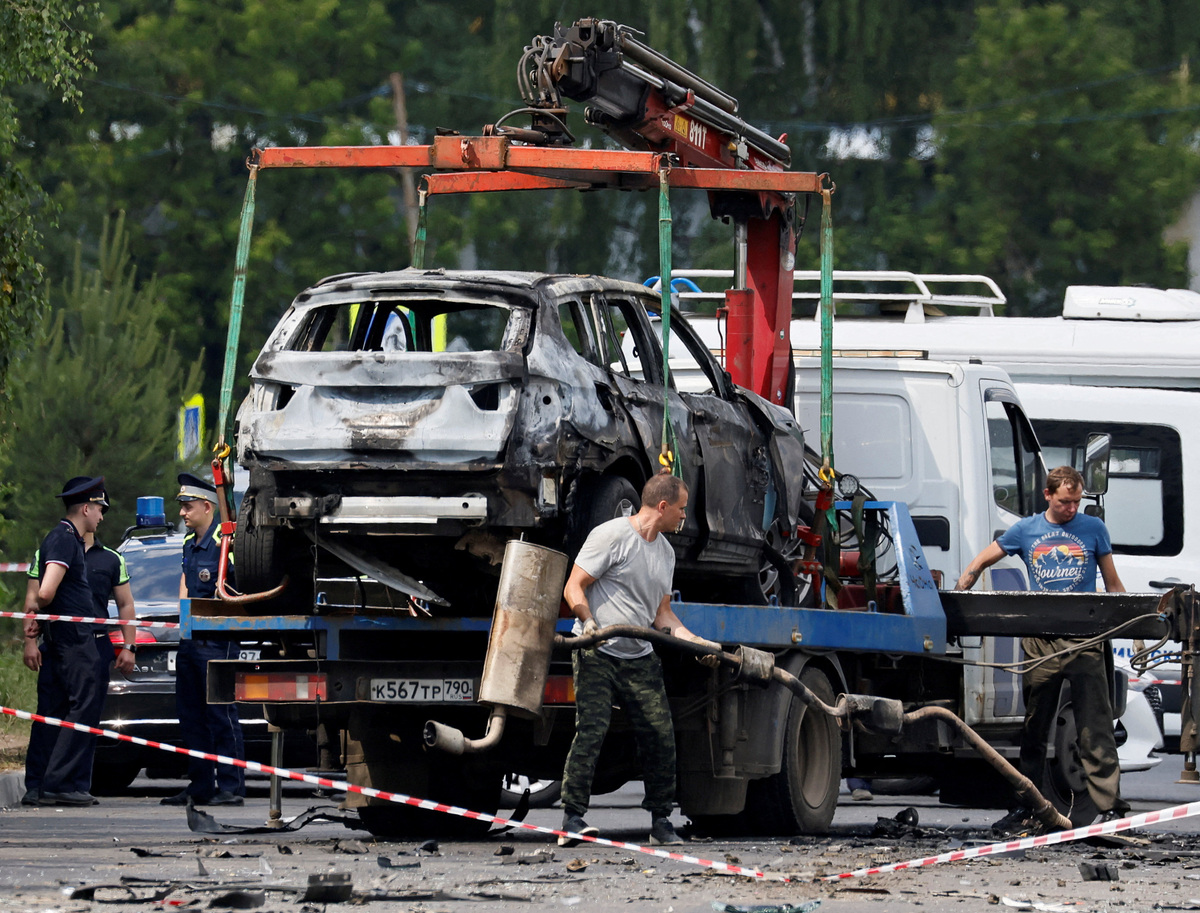 A crane lifts a wrecked car at the scene of a car explosion, which killed the driver, in the city of Balashikha in the Moscow region, Russia, June 9, 2026. REUTERS/Yulia Morozova     TPX IMAGES OF THE DAY