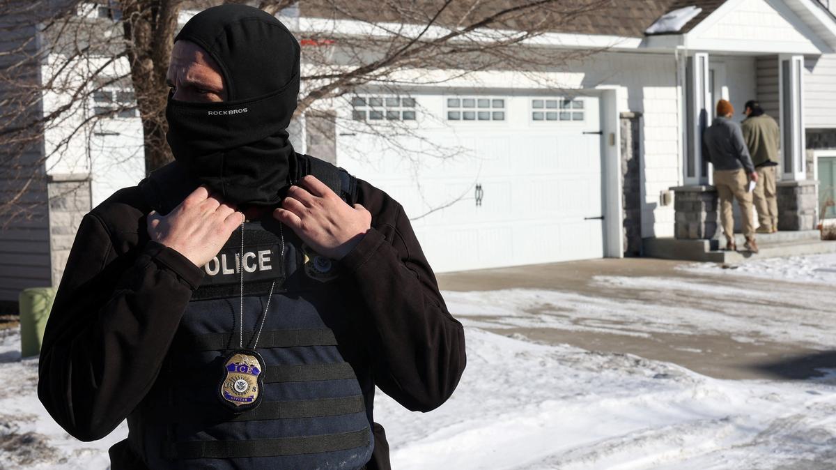 Federal agents with U.S. Immigration and Customs Enforcement (ICE) conduct an immigration enforcement operation in Pine Grove, Minnesota, U.S., January 28, 2026. REUTERS/Shannon Stapleton