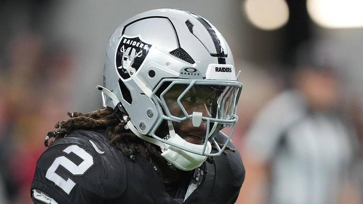  Jan 4, 2026; Paradise, Nevada, USA; Las Vegas Raiders running back Ashton Jeanty (2) carries the ball against the Kansas City Chiefs in the first half at Allegiant Stadium. Mandatory Credit: Kirby Lee-Imagn Images | Kirby Lee-Imagn Images 