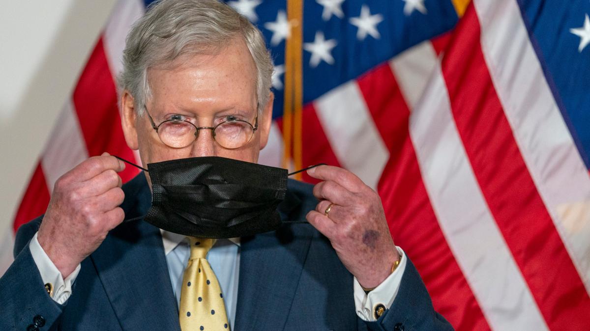 El líder de la mayoría del Senado, Mitch McConnell, de Ky., Se vuelve a poner la mascarilla después de hablar durante una conferencia de prensa de los líderes republicanos del Senado.
