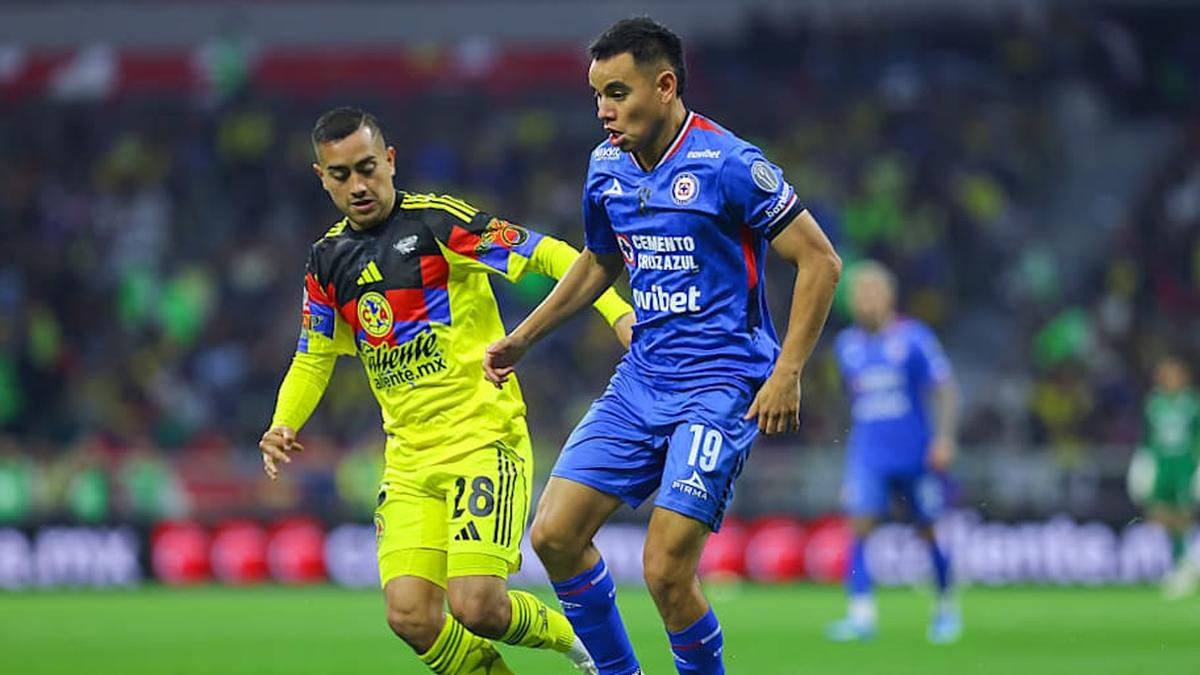  Liga MX midfielders Carlos Rodríguez (right) and Erick Sánchez were omitted from Aguirre's roster. | Agustin Cuevas/Getty Images 