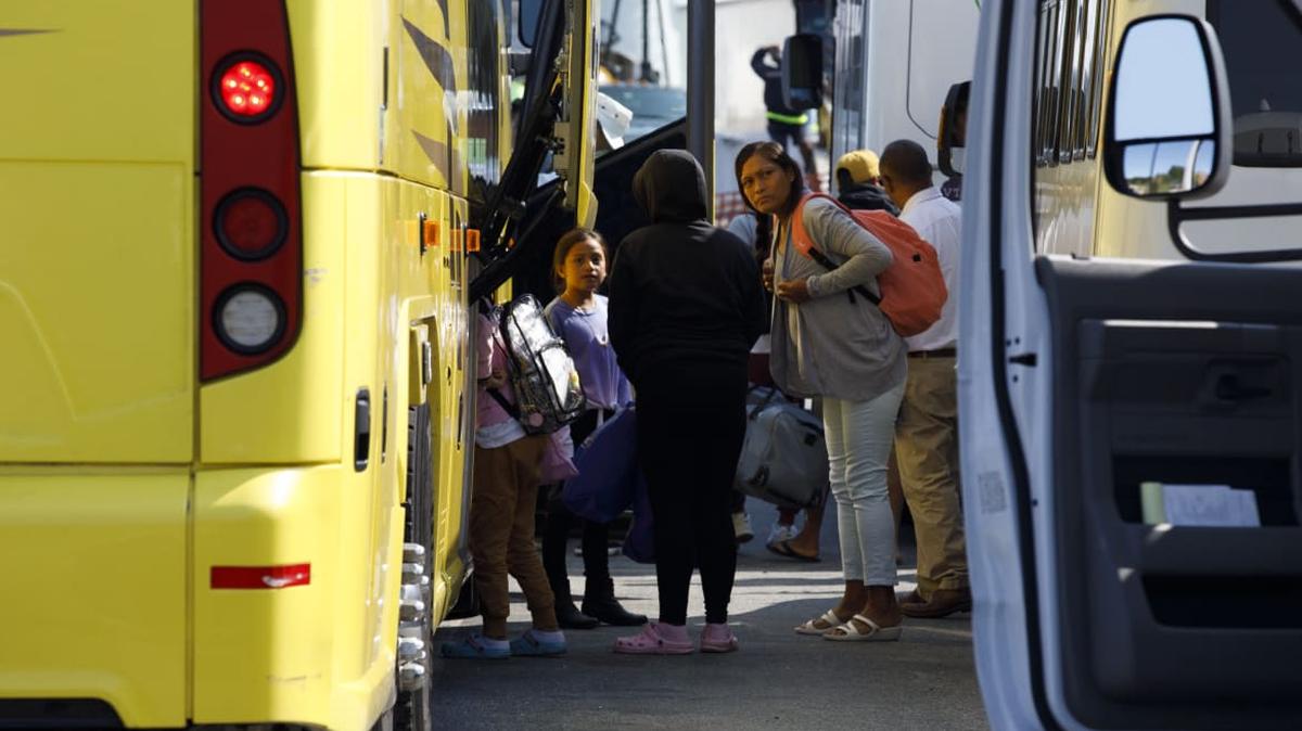 Migrantes venezolanos se reúnen en una terminal de ferrys para dirigirse a la Base Conjunta de Cape Cod después de que el gobernador de Florida los enviara a Martha's Vineyard, Massachusetts, desde Texas, el 21 de septiembre de 2022. Carlin Stiehl/The Boston Globe