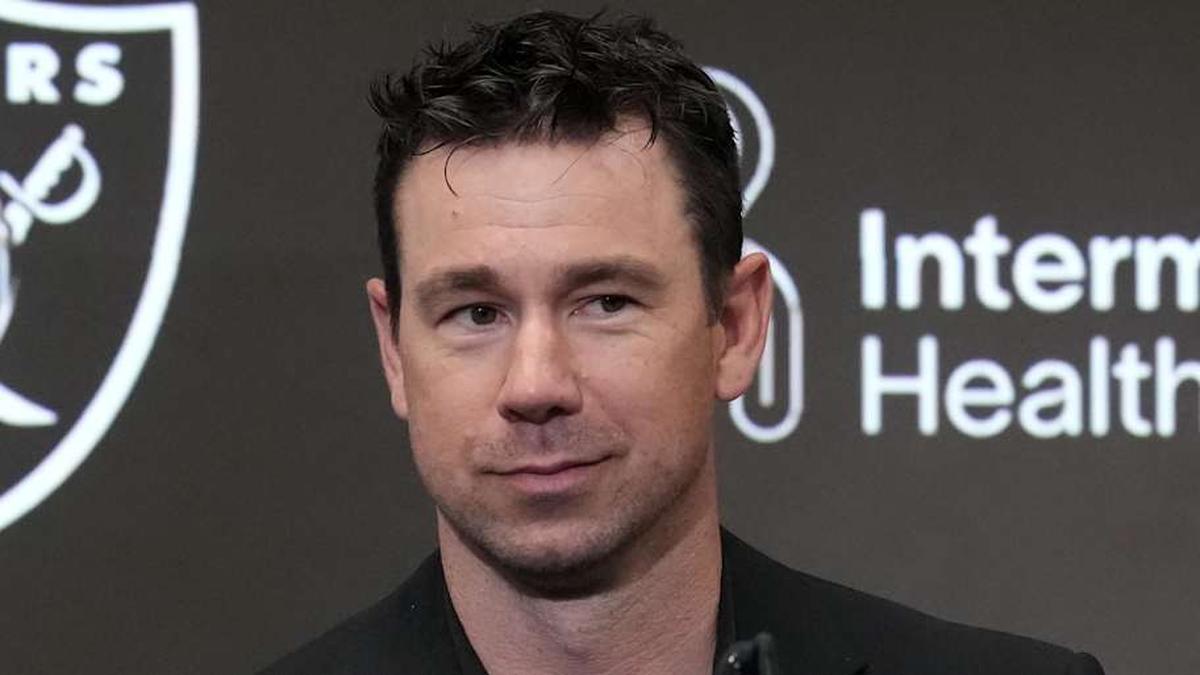  Apr 24, 2026; Henderson, NV, USA; Las Vegas Raiders coach Klint Kubiak at press conference at Intermountain Health Performance Center. Mandatory Credit: Kirby Lee-Imagn Images | Kirby Lee-Imagn Images 