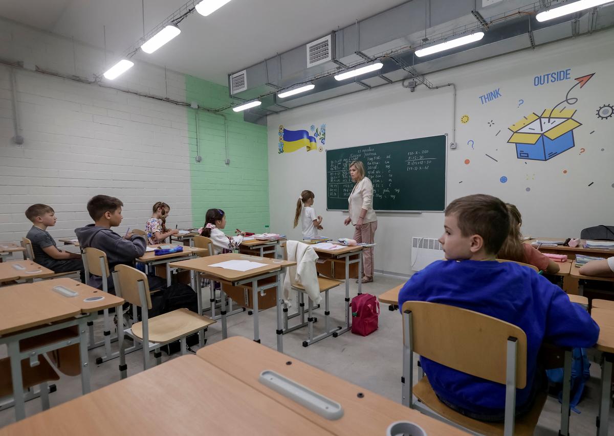 Teachers conduct a lesson for students at an underground school, amid Russia's attack on Ukraine, in the town of Balakliia, Kharkiv region Ukraine May 13, 2026. REUTERS/Sofiia Gatilova