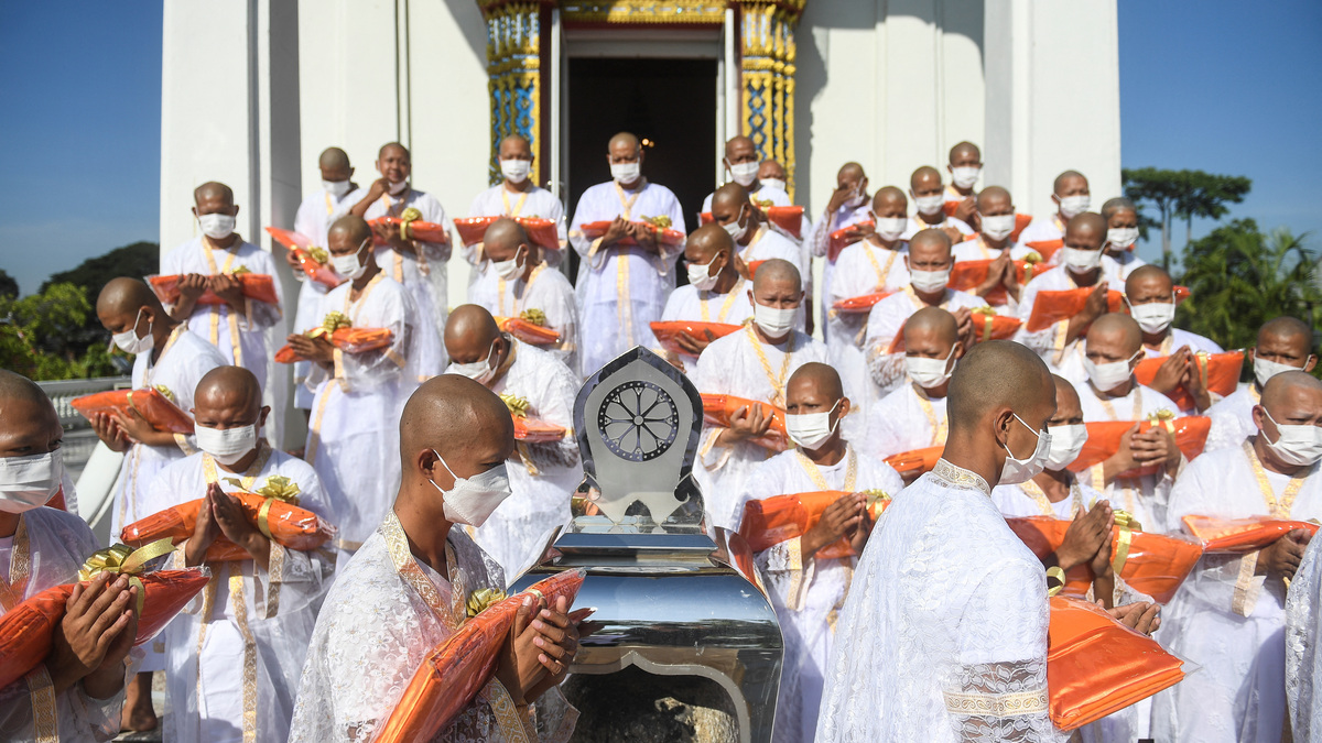 Officials pay their respects to Thailand's Princess Bajrakitiyabha during hospitalization after a heart problem, during a mass Buddhist novice monk ordination ceremony at Sukanthawat temple in Samut Prakan, Thailand, December 20, 2022. REUTERS/Chalinee Thirasupa