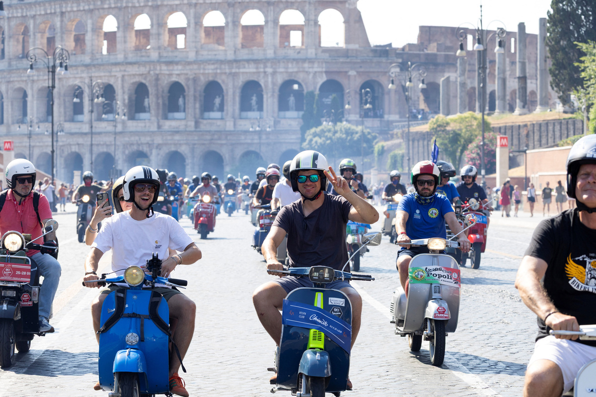 Vespa riders drive past the Colosseum on the last day of “Vespa Roma 2026 - 80 Years of an Icon”, a four days global gathering marking the 80th anniversary of the iconic Italian scooter brand, in Rome, Italy, June 27, 2026. REUTERS/Remo Casilli