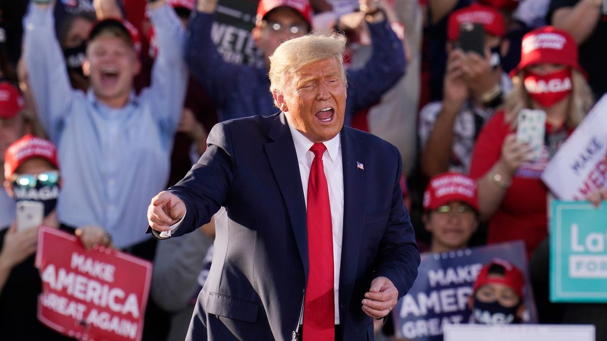 El presidente Donald Trump anima a sus simpatizantes momentos antes de dar un discurso en un mitin político, el lunes 19 de octubre de 2020 en Tucson, Arizona. 