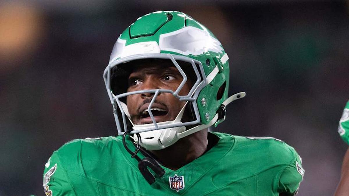  Nov 3, 2024; Philadelphia, Pennsylvania, USA; Philadelphia Eagles linebacker Nakobe Dean (17) in a game against the Jacksonville Jaguars during the third quarter at Lincoln Financial Field. Mandatory Credit: Bill Streicher-Imagn Images | Bill Streicher-Imagn Images 