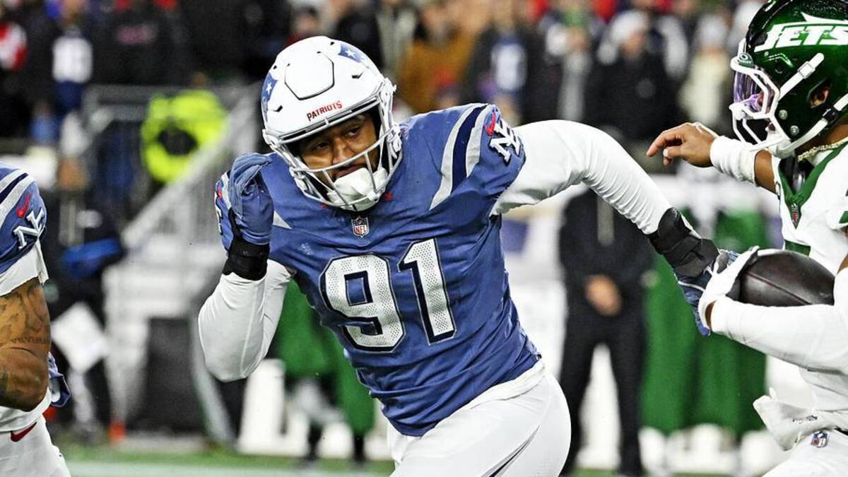  Nov 13, 2025; Foxborough, Massachusetts, USA; New York Jets quarterback Justin Fields (7) run the ball against New England Patriots linebacker Elijah Ponder (91) during the second half at Gillette Stadium. Mandatory Credit: Eric Canha-Imagn Images | Eric Canha-Imagn Images 