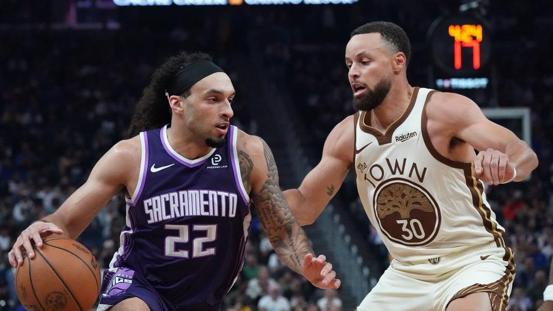 Steph Curry steps up late to help Warriors survive Kings 