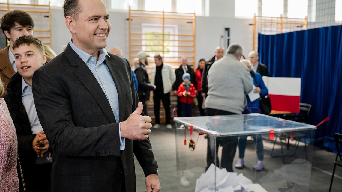 Polish president vetoes EU defense funding law 