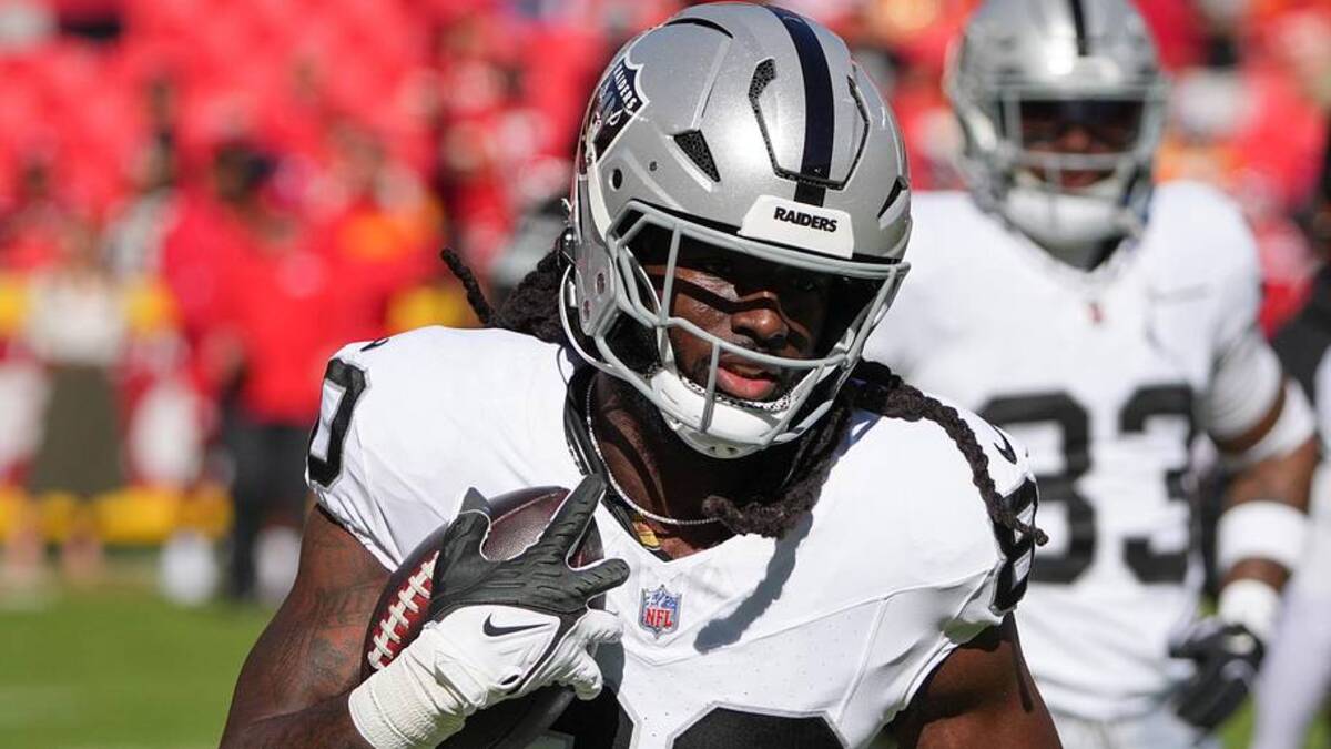  Oct 19, 2025; Kansas City, Missouri, USA; Las Vegas Raiders tight end Ian Thomas (80) warms up prior to the game against the Kansas City Chiefs at GEHA Field at Arrowhead Stadium. Mandatory Credit: Denny Medley-Imagn Images | Denny Medley-Imagn Images 