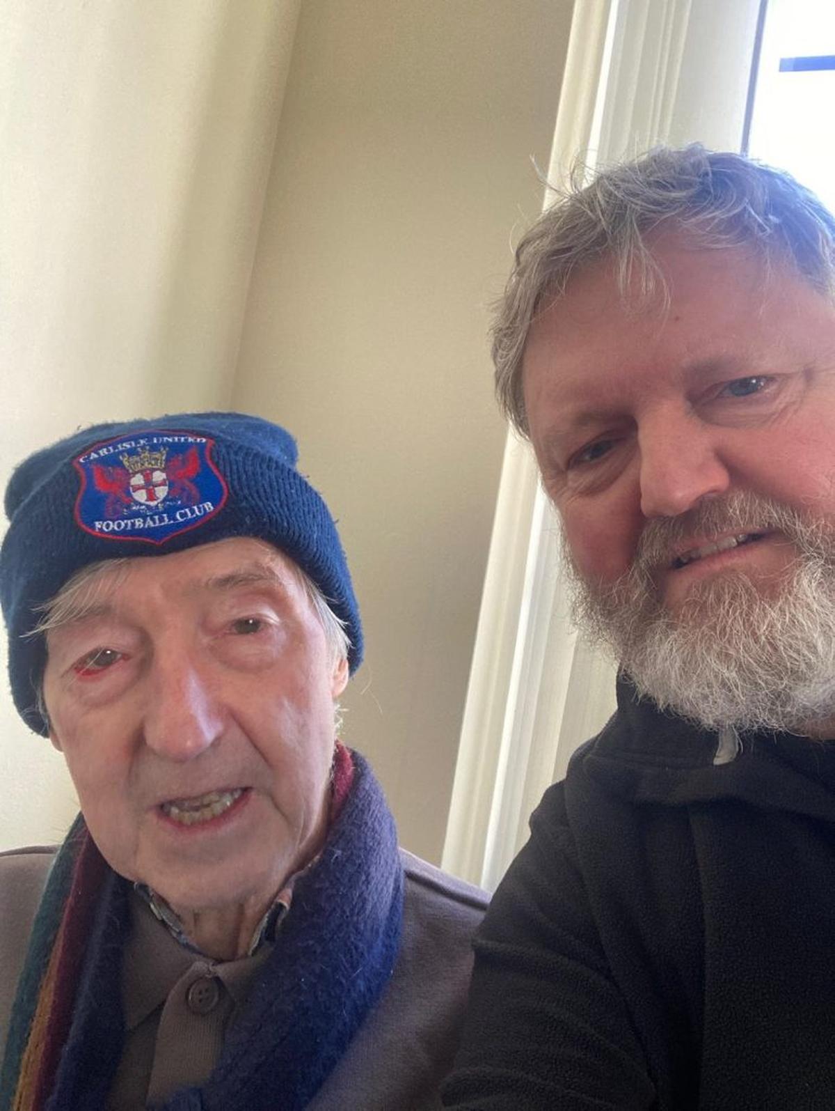  Hugh "Hughie" McIlmoyle with son Alan. (Alan McIlmoyle via SWNS) 