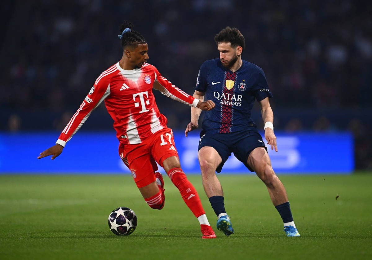  Michael Olise of FC Bayern Munich and Khvicha Kvaratskhelia of Paris Saint-Germain. Photo by Mattia Ozbot - UEFA/UEFA via Getty Images