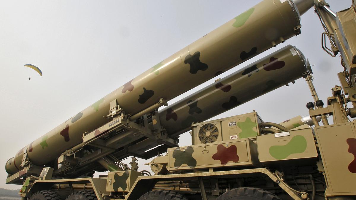 FILE PHOTO: The Indian Army's BrahMos missile launcher is displayed during the Army Day parade in New Delhi January 15, 2013. REUTERS/B Mathu/ File Photo