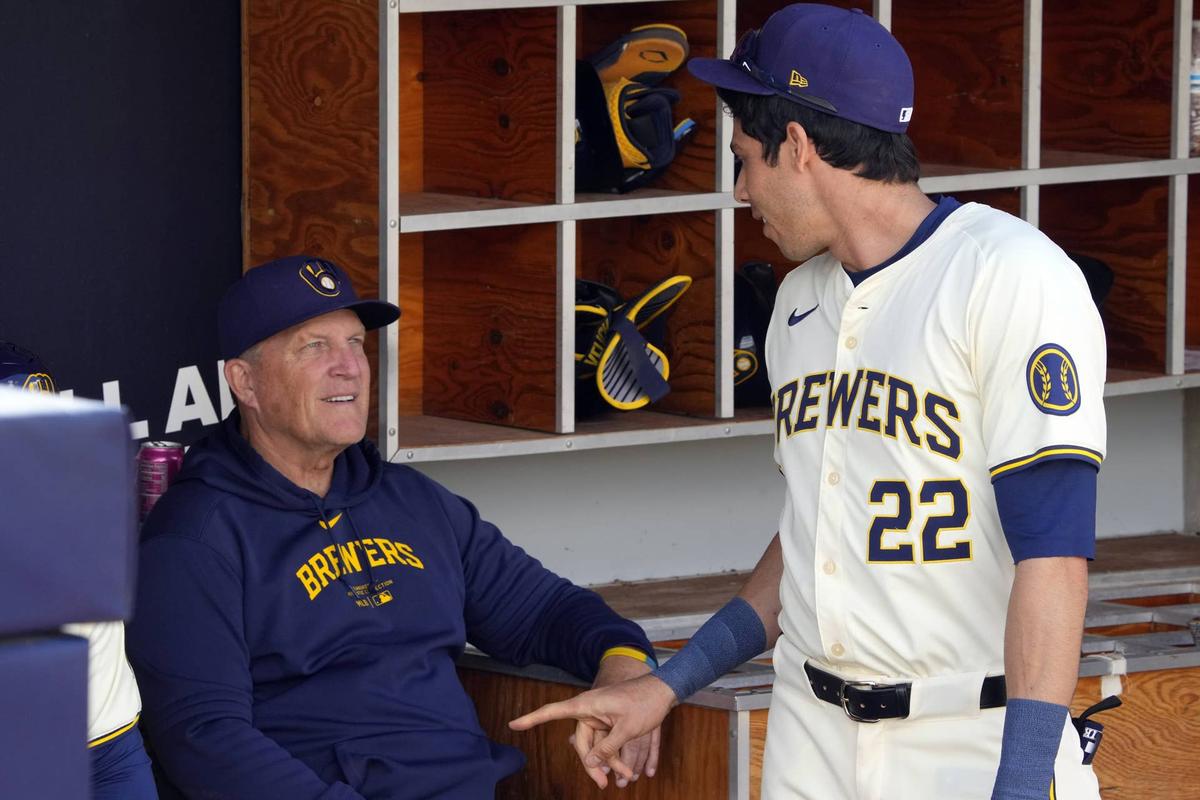  Milwaukee Brewers manager Pat Murphy talks to Christian Yelich (22). Mandatory Credit: Rick Scuteri-USA TODAY Sports