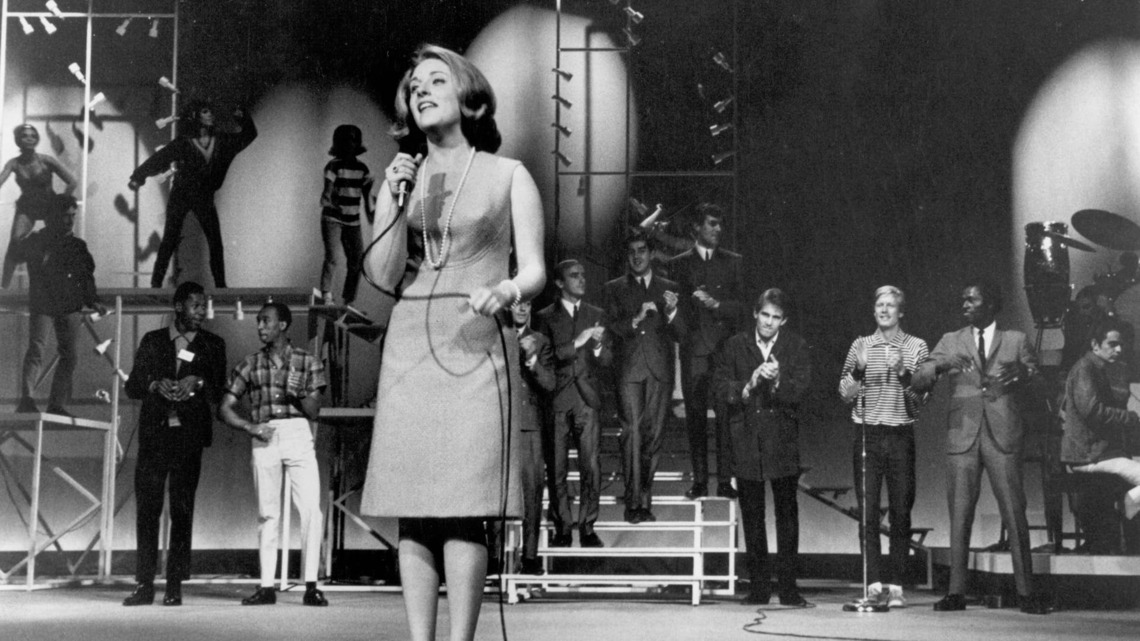 1964 No. 2 Single, Sung by 17-Year-Old Lesley Gore, Is Still an Empowering Hit Over 60 Years Later 