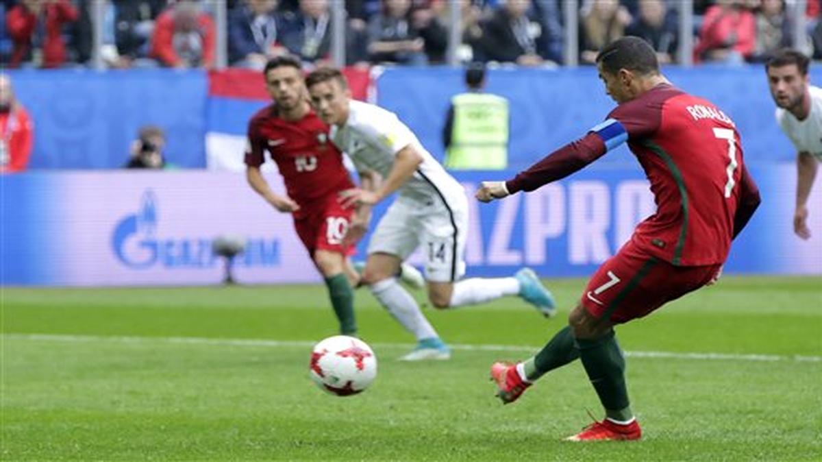 El delantero de Portugal Cristiano Ronaldo (derecha) anota un gol de penal contra Nueva Zelanda en la Copa Confederaciones el 24 de junio de 2017, en San Petersburgo, Rusia.