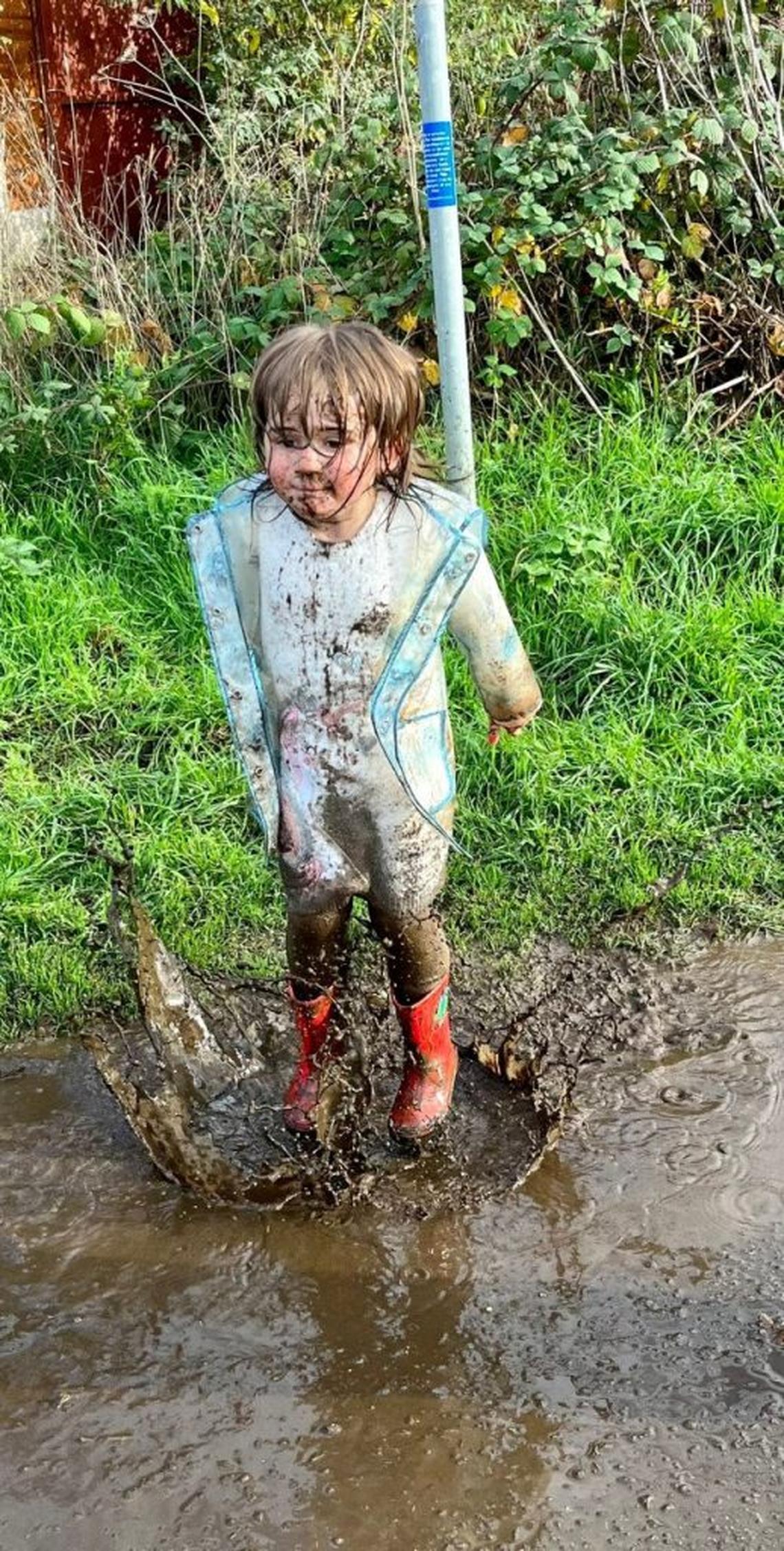  Luna Rudd doing some puddle jumping. (Zoe Rudd via SWNS) 