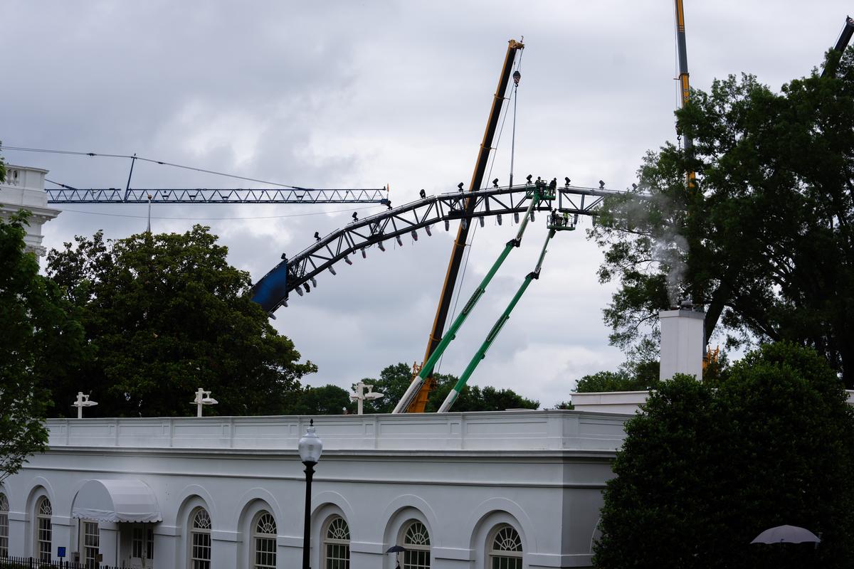  Crews work on the UFC fighting ring on the South Lawn of the White House on May 25, 2026. 