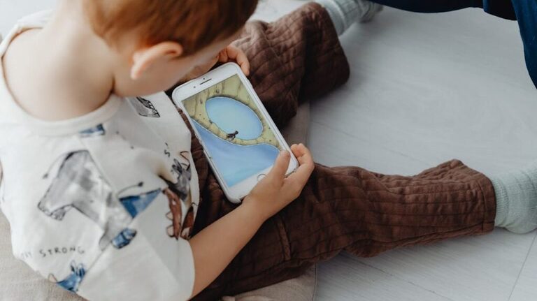 Toddlers who stare at screens may have anxiety issues as teens