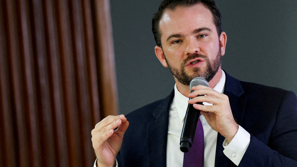 FILE PHOTO: Brazilian Finance Minister Dario Durigan speaks during a ministerial meeting at the Planalto Palace in Brasilia, Brazil, March 31, 2026. REUTERS/Adriano Machado/File Photo