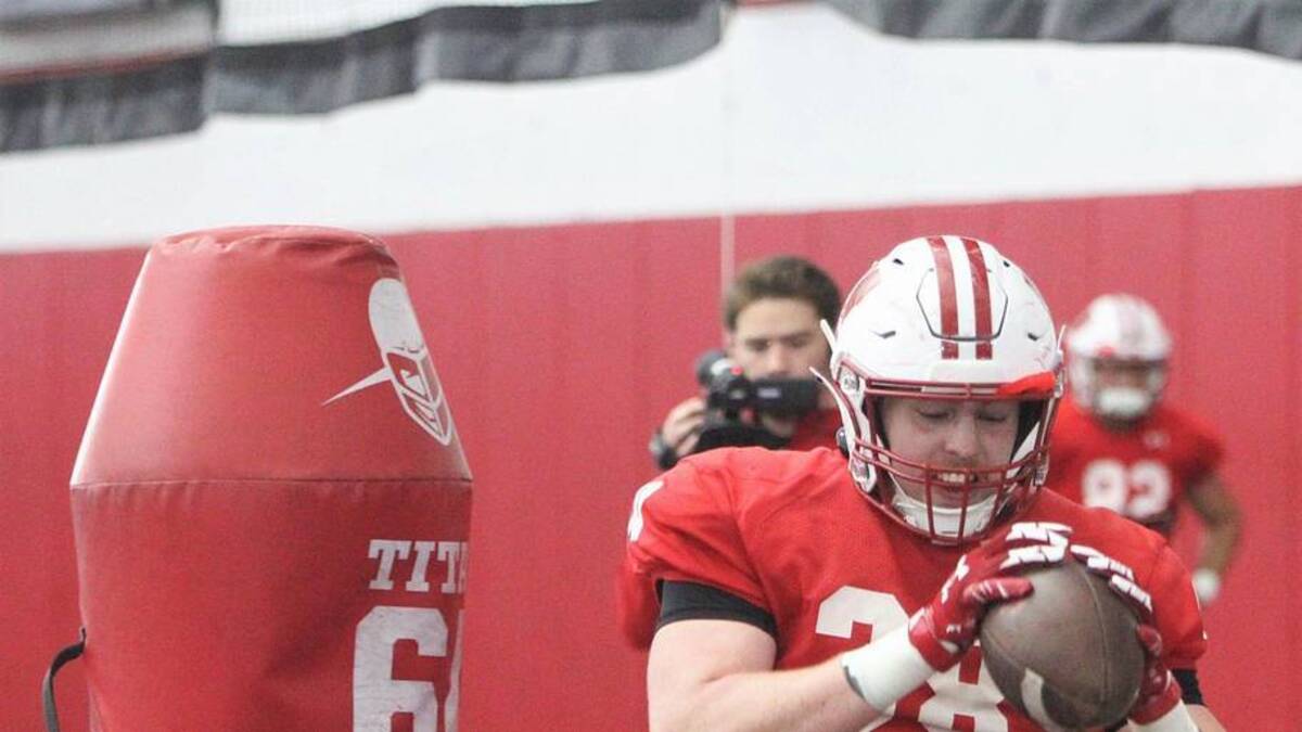 Wisconsin tight end Tucker Ashcraft makes a catch during practice at the McClain Center in Madison, Wisconsin on Tuesday April 23, 2024. | Mark Stewart / Milwaukee Journal Sentinel / USA TODAY NETWORK 